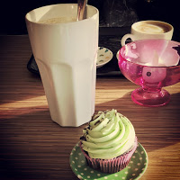 Kävimme muutamaan kertaan kavereiden kanssa kahvilla koulun jälkeen Pink Vanilla Dessertsissä