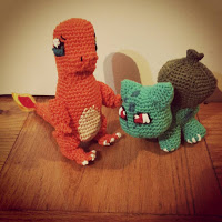 Pari pokemoniakin olen ehtinyt virkkaamaan. vas. Charmander ja oik. Bulbasaur