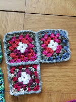 Neliöiden kiinnitys piilosilmukoilla